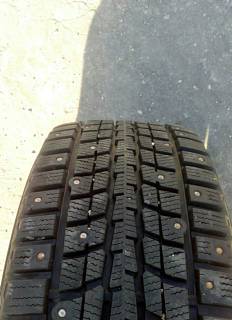 Продам 2 зимних шины данлоп 225 65 17